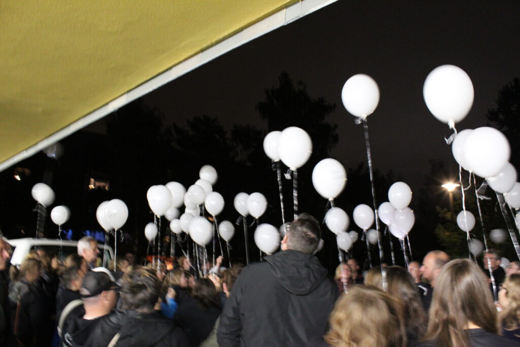 hunderte Luftballons mit Wünschen und Sprüchen fanden ihren Weg in den nächtlichen Himmel (Foto: privat)